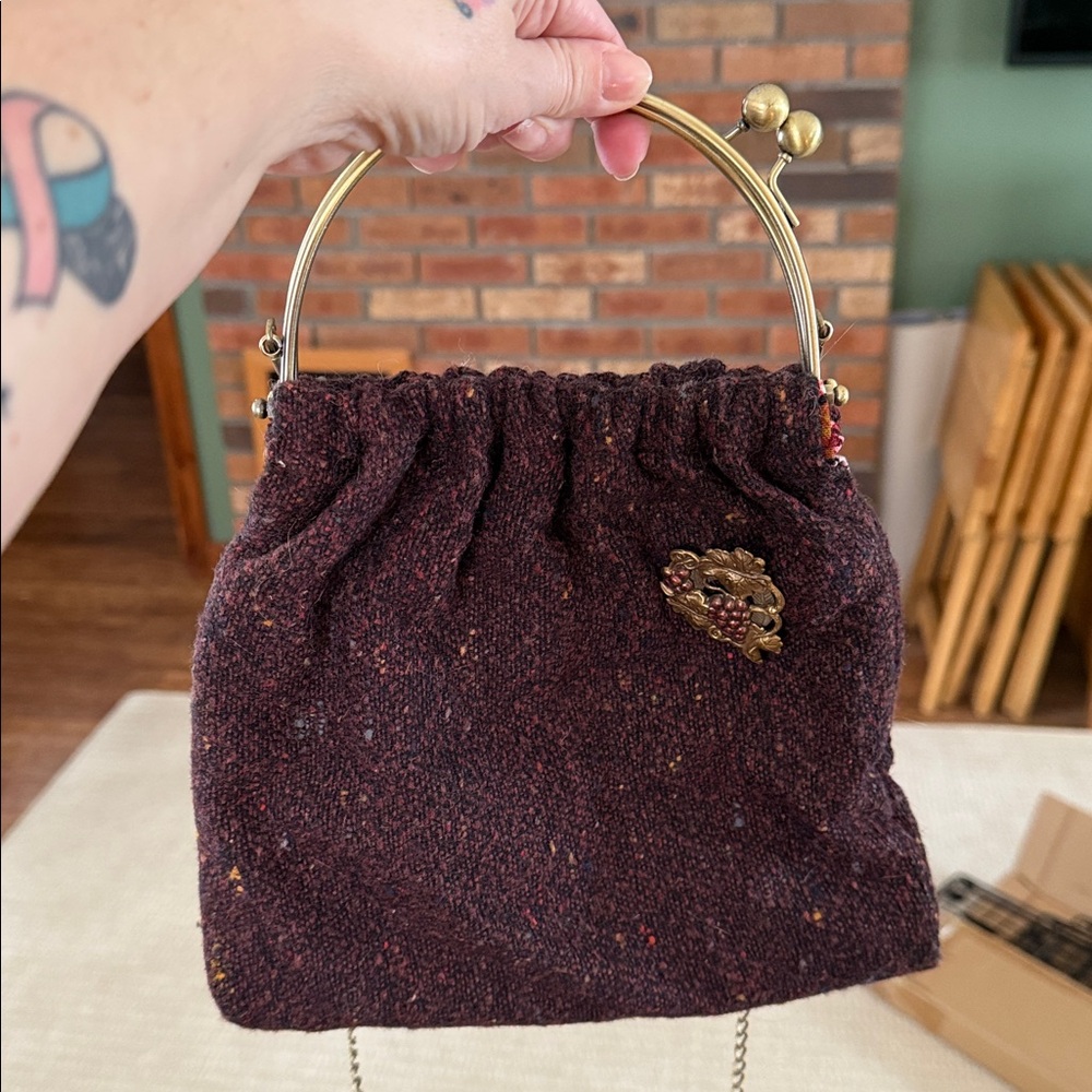 Vintage-Inspired Burgundy Tweed Clutch - Picture 2 of 6